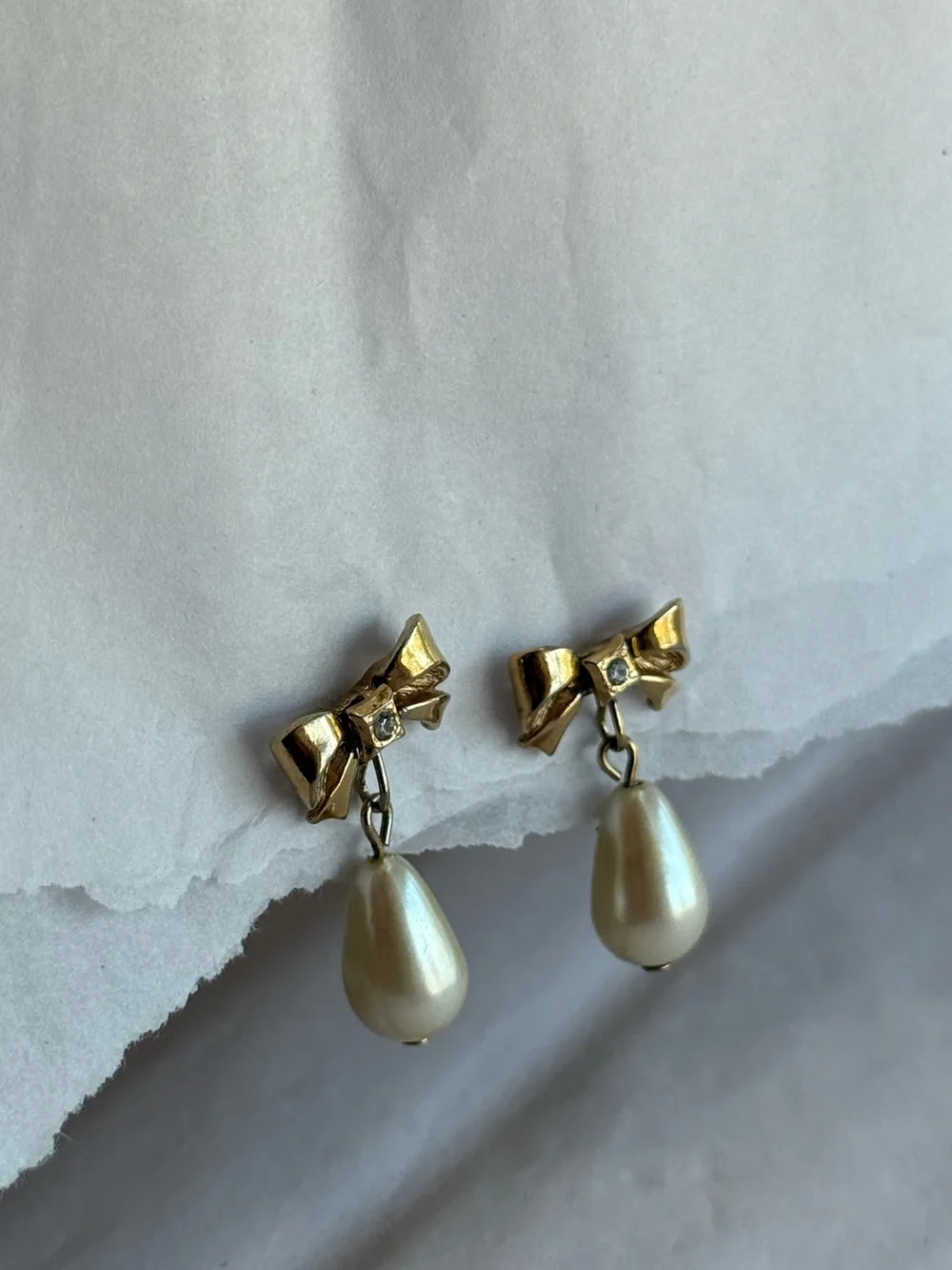 VINTAGE | Gold Bow Pearl Drop Earrings